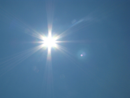 Sonne am blauen Himmel
