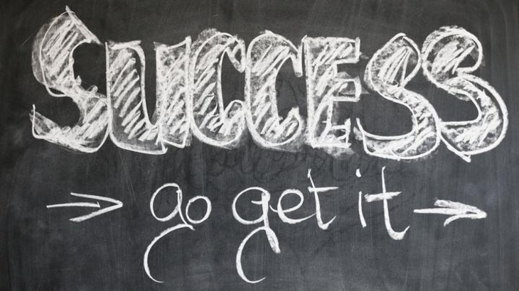 Schrift auf Tafel "Success go get it"