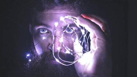 Foto einer Person, die eine Lichterkette hält